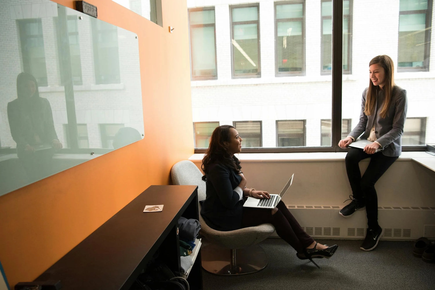 How to find the correct sitting posture at your desk?